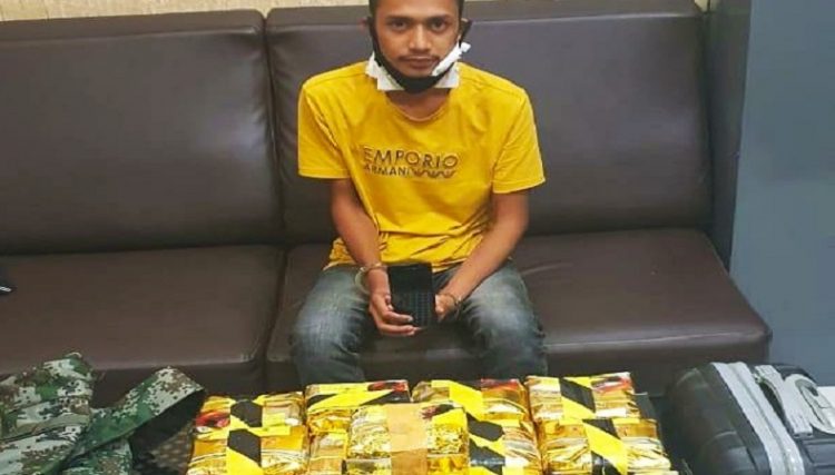 Kurir narkoba yang ditangkap bersama barang bukti 13 kilogram sabu-sabu di Jalinsum ruas Medan-Banda Aceh, Kecamatan Tanjung Pura, Kabupaten Langkat. (Foto: Istimewa)