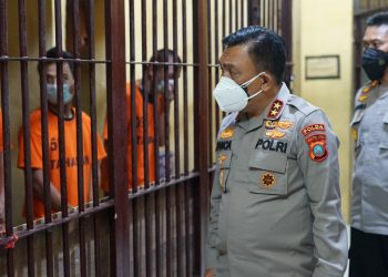 Kapolda Sumut didampingi Kapolres Simalungun saat mengecek keadaan Ruang Tahanan Polisi (RTP) dan sekaligus memberikan arahan kepada para tahanan untuk tetap berbuat baik dan tetap beribadah bagaimanapun keadaannya.