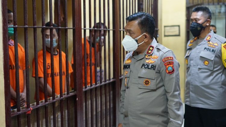 Kapolda Sumut didampingi Kapolres Simalungun saat mengecek keadaan Ruang Tahanan Polisi (RTP) dan sekaligus memberikan arahan kepada para tahanan untuk tetap berbuat baik dan tetap beribadah bagaimanapun keadaannya.