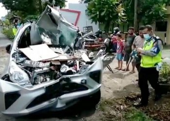 Minibus yang ringsek berat usai menabrak truk di Namorambe, Deliserdang hingga menelan satu korban jiwa. (Foto: iNews/Ahmad Ridwan Nasution)