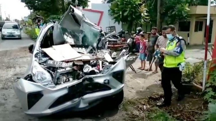 Minibus yang ringsek berat usai menabrak truk di Namorambe, Deliserdang hingga menelan satu korban jiwa. (Foto: iNews/Ahmad Ridwan Nasution)