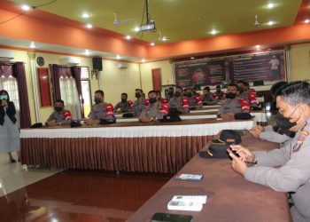 Devi Mewynda Sitorus, STr.Keb, saat memberikan pembekalan tentang cara melakukan penulusuran, melakukan pemantauan karantina dan isolasi mandiri serta pemberdayaan masyarakat dalam pemantauan karantina dan isolasi mandiri, melalui aplikasi Silacak kepada personil BKO Poldasu.