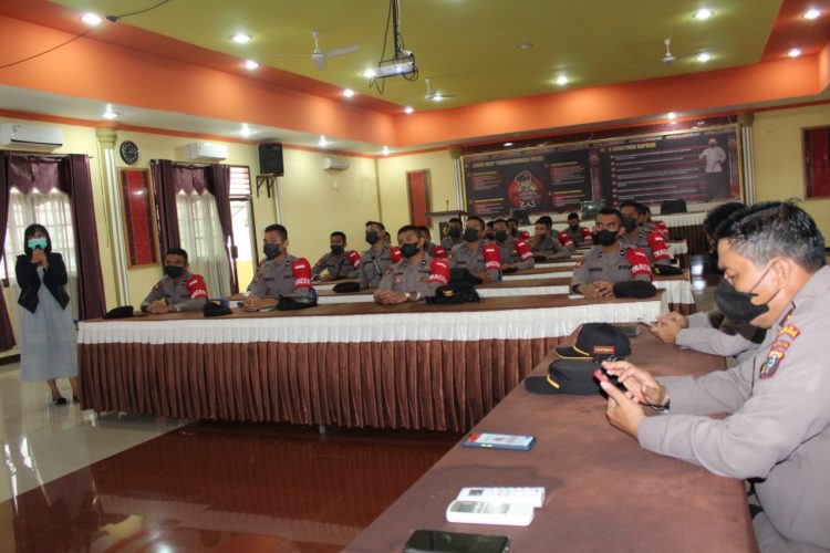 Devi Mewynda Sitorus, STr.Keb, saat memberikan pembekalan tentang cara melakukan penulusuran, melakukan pemantauan karantina dan isolasi mandiri serta pemberdayaan masyarakat dalam pemantauan karantina dan isolasi mandiri, melalui aplikasi Silacak kepada personil BKO Poldasu.