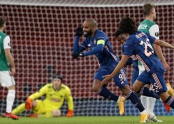 Striker Arsenal Alexandre Lacazette (tengah) merayakan golnya ke gawang Rapid Wien dalam lanjutan Liga Europa di Emirates Stadium, London. Adrian DENNIS / AFP