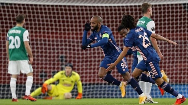 Striker Arsenal Alexandre Lacazette (tengah) merayakan golnya ke gawang Rapid Wien dalam lanjutan Liga Europa di Emirates Stadium, London. Adrian DENNIS / AFP
