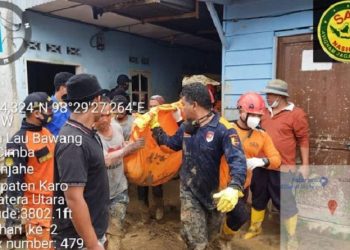 Petugas Basarnas saat mengevakuasi Bumi Aditia, balita 2 tahun yang menjadi korban terakhir dievakuasi dari bencana longsor di Kabanjahe, Karo. (Foto: Basarnas Medan)