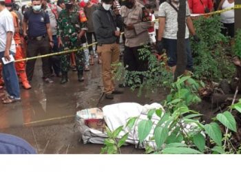 Polisi saat melakukan olah TKP terkait penemuan mayat wanita terbungkus terpal dan kardus di Cakung. (dok polisi)