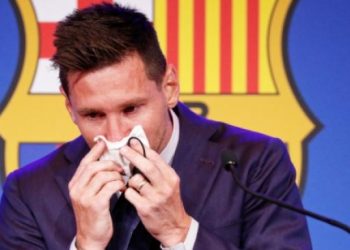 Eks megabintang Barcelona, Lionel Messi menangis dalam pidato perpisahannya sebagai pemain Barca, Minggu (8/8/2021). [Tangkapan layar YouTube Barcelona]