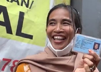 Seorang ibu rumah tangga disebut-sebut mirip Presiden Joko Widodo (Foto: iNews/Yoel Yyusvin)