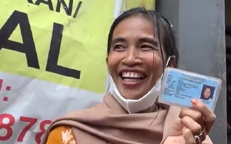 Seorang ibu rumah tangga disebut-sebut mirip Presiden Joko Widodo (Foto: iNews/Yoel Yyusvin)
