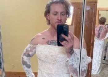 Morgan pakai gaun pengantin mantan saat menawarkannya online. (TikTok/@@tacobellchipotle)