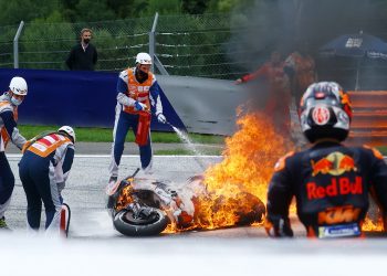 Pembalap Red Bull KTM Factory, Dani Pedrosa, menyaksikan motornya terbakar di Seri Styria, Spielber, Austria, pada Minggu (8/8/2021). (Foto: REUTERS/Borut Zivulovic)