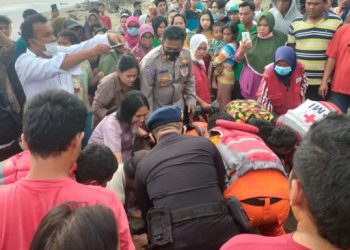 Proses evaluasi terhadap korban hanyut di Pantai Pasir Jambak. [Suara.com/ Istimewa]