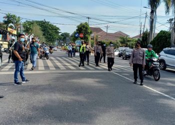 Polres Pematangsiantar bersama TNI dan Satpol PP melaksanakan Ops Yustisi, penegakan disiplin protokol kesehatan yang dipimpin, AKP Hariono Manurung, Kasubbag Bin Ops Polres Pematangsiantar, di Jalan Sudirman, Kelurahan Proklamasi, Kecamatan Siantar Barat, Kota Pematangsiantar, Selasa (3/8/2021) pagi tadi, sekira pukul 10.15 WIB.