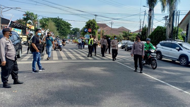 Polres Pematangsiantar bersama TNI dan Satpol PP melaksanakan Ops Yustisi, penegakan disiplin protokol kesehatan yang dipimpin, AKP Hariono Manurung, Kasubbag Bin Ops Polres Pematangsiantar, di Jalan Sudirman, Kelurahan Proklamasi, Kecamatan Siantar Barat, Kota Pematangsiantar, Selasa (3/8/2021) pagi tadi, sekira pukul 10.15 WIB.