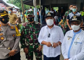 Kapolres Simalungun, AKBP Nicolas Dedy Arifianto SH, SIK, MH, bersama Bupati Radiapoh Hasiholan Sinaga, SH, Wakil Bupati H. Zonny Waldy S.Sos, MM, dan Dandim 0207/ Simalungun Letkol. Inf Roly Souhoka, SIP, meninjau langsung pelaksanaan vaksinasi massal, di Posko Pasar Serbelawan, Jalan Rajamin Purba, Kecamatan Dolok Batu Nanggar, Kabupaten Simalungun, Jumat (27/8/2021) pagi tadi, pukul 09.00 WIB.