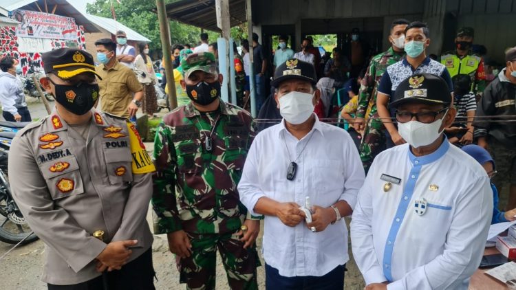 Kapolres Simalungun, AKBP Nicolas Dedy Arifianto SH, SIK, MH, bersama Bupati Radiapoh Hasiholan Sinaga, SH, Wakil Bupati H. Zonny Waldy S.Sos, MM, dan Dandim 0207/ Simalungun Letkol. Inf Roly Souhoka, SIP, meninjau langsung pelaksanaan vaksinasi massal, di Posko Pasar Serbelawan, Jalan Rajamin Purba, Kecamatan Dolok Batu Nanggar, Kabupaten Simalungun, Jumat (27/8/2021) pagi tadi, pukul 09.00 WIB.