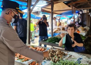 Kapolres Simalungun, AKBP Nicolas Dedy Arifianto, saat menyapa pedagang di Pasar Serbelawan.