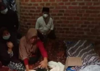 Keluarga tampak berduka setelah tiga anggota keluarga mereka tewas tersambar petir di Desa Candi Mas, Natar, Lampung Selatan, Sabtu (21/8/2021). (Foto: iNews/Andres Afandi)