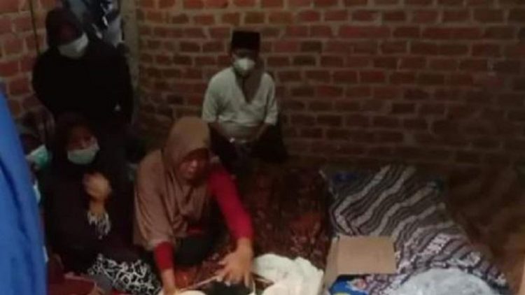 Keluarga tampak berduka setelah tiga anggota keluarga mereka tewas tersambar petir di Desa Candi Mas, Natar, Lampung Selatan, Sabtu (21/8/2021). (Foto: iNews/Andres Afandi)