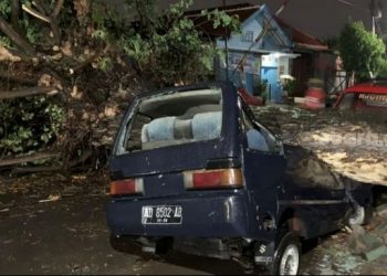 Sebuah pohon di samping kelurahan Kampung Sewu, Jebres, Solo, tumbang pada Rabu (18/8/2021) malam hingga menimpa sebuah mobil.