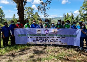 Foto bersama disela - sela keguatan menanam pohon di kawasan Danau Toba, tepatnya di Desa Bangun Dolok Parapat, Kabupaten Simalungun, Sumatera Utara, Sabtu (21/8/2021) pagi tadi.