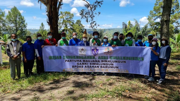Foto bersama disela - sela keguatan menanam pohon di kawasan Danau Toba, tepatnya di Desa Bangun Dolok Parapat, Kabupaten Simalungun, Sumatera Utara, Sabtu (21/8/2021) pagi tadi.