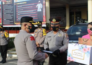 Kapolres Pematangsiantar, AKBP Boy Sutan Binanga Siregar, SI.K, saat memimpin upacara purna bakti, Iptu Tomu Siagian, di halaman Apel Mapolres Pematangsiantar, Senin (30/8/2021) pagi tadi, pukul 07.00 WIB.