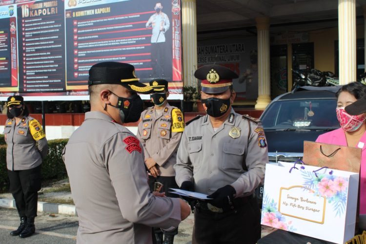 Kapolres Pematangsiantar, AKBP Boy Sutan Binanga Siregar, SI.K, saat memimpin upacara purna bakti, Iptu Tomu Siagian, di halaman Apel Mapolres Pematangsiantar, Senin (30/8/2021) pagi tadi, pukul 07.00 WIB.