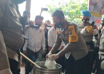 Kapolres Labuhanbatu AKBP Deni Kurniawan saat memimpin pemusnahan barang bukti 45 Kg sabu. [Ist]