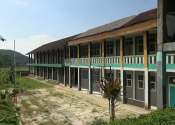 Pascapembunuhan, sekolah swasta milik korban Tuti Suhartini sepi dari aktivitas. (Foto: iNews/Yudy Heryawan Juanda)