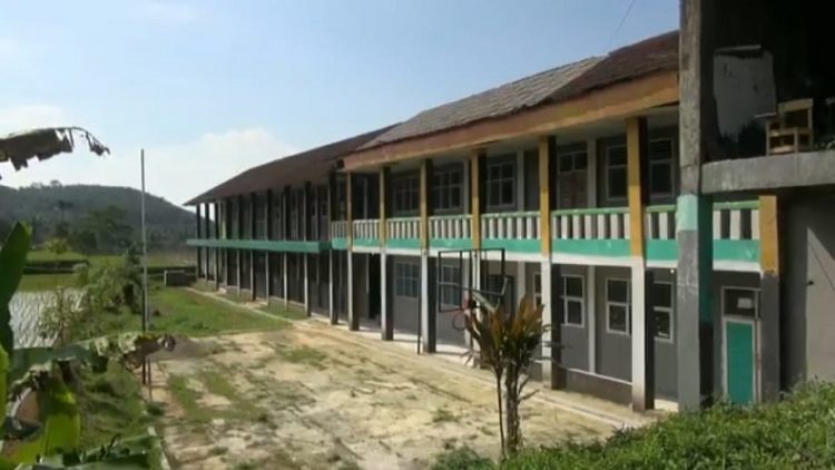 Pascapembunuhan, sekolah swasta milik korban Tuti Suhartini sepi dari aktivitas. (Foto: iNews/Yudy Heryawan Juanda)