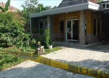 Rumah korban pembunuhan yang jasadnya ditemukan dalam bagasi Alphard di Kampung Ciseuti, Desa kecamatan Jalancagak seperti rumah hantu. Hampir seminggu rumah ini tak berpenghuni. (Foto: iNewsTv/Yudy Heryawan Juanda)