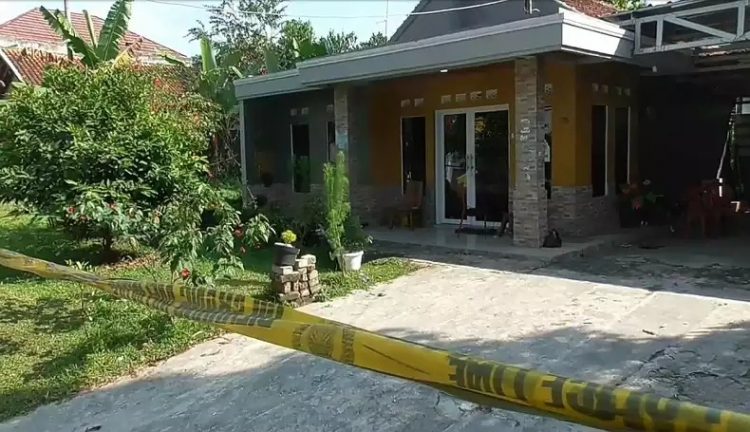 Rumah korban pembunuhan yang jasadnya ditemukan dalam bagasi Alphard di Kampung Ciseuti, Desa kecamatan Jalancagak seperti rumah hantu. Hampir seminggu rumah ini tak berpenghuni. (Foto: iNewsTv/Yudy Heryawan Juanda)