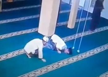 Seorang jamaah meninggal dalam posisi sujud daat sholat sunnah di masjid Kota Tanjungbalai. (Foto: MNC Portal/Ulil Amri)