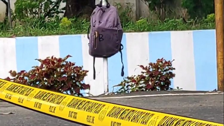 Tas bertuliskan bom tergantung di Jalan MH Sitorus, Kota Pematangsiantar, Senin (30/8/2021). (Foto: iNews/Dharma Setiawan)