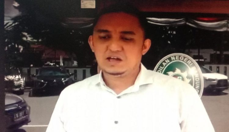 Robert Marpaung, selaku kuasa hukum dari istri muda Yosep, menyatakan tidak ada teror dari kliennya kepada korban Tuti Suhari, melainkan obrolan biasa. (Foto: iNewsTv/Ervan David)