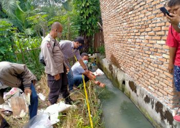 Petugas kepolisian saat melakukan olah TKP.