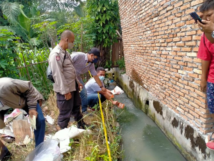 Petugas kepolisian saat melakukan olah TKP.