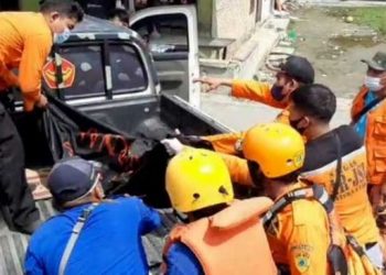 Tim SAR gabungan mengevakuasi jenazah bocah 10 tahun yang hanyut terseret arus Sungai Percut. [Ist]