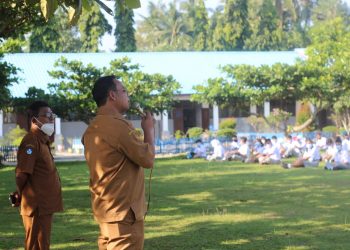 Kacabdis Pendidikan Siantar, didampingi Kepala Sekolah SMA Negeri 1 Tanah Jawa, Parulian Manik SPd, saat memberikan arahan kepada para siswa/i dan juga kepada para Guru – guru serta pegawai yaitu terkait teknis pelaksanaan PTM.