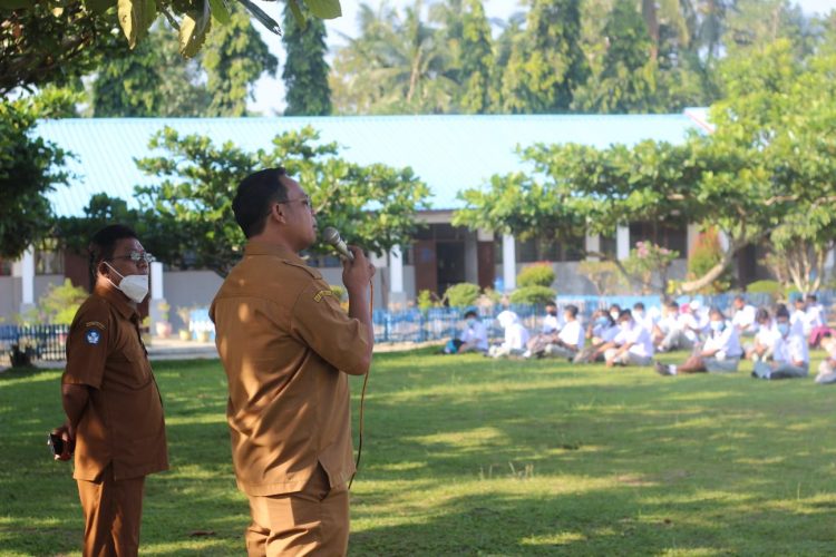 Kacabdis Pendidikan Siantar, didampingi Kepala Sekolah SMA Negeri 1 Tanah Jawa, Parulian Manik SPd, saat memberikan arahan kepada para siswa/i dan juga kepada para Guru – guru serta pegawai yaitu terkait teknis pelaksanaan PTM.