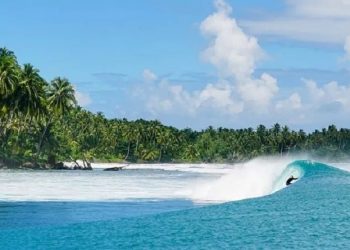 Pantai Mapadegat merupakan tempat wisata di Kepulauan Mentawai yang terkenal indah. (Foto: Instagram/tourismsumbar)