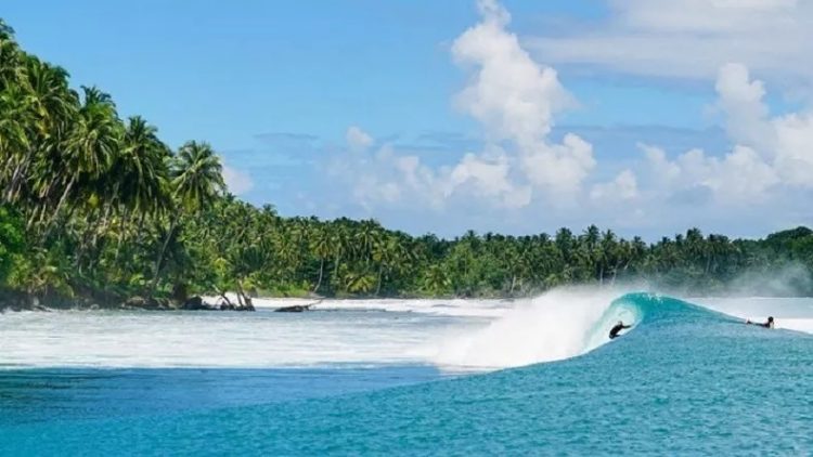Pantai Mapadegat merupakan tempat wisata di Kepulauan Mentawai yang terkenal indah. (Foto: Instagram/tourismsumbar)