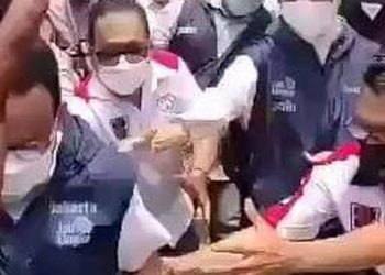 Anies terperosok ke parit saat sapa warga (Foto: dok. Istimewa)