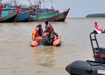 Tim SAR mencari wisatawan asal Labuhan Batu Selatan, Sumut yang hilang usai terjatuh dari Dermaga Wisata Panton Bagan Asahan. Foto/iNews TV/Ulil Amri