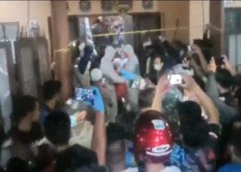 Memilukan, tiga orang bersaudara di Kota Banjarmasain, Kalimantan Selatan, tewas tertimbun tumpukan pakaian. Foto/iNews TV/Deny M. Yunus