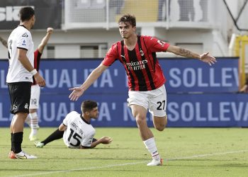 Gelandang muda AC Milan, Daniel Maldini merayakan golnya ke gawang Spezia dalam laga Liga Italia 2021/2022 di Stadion Alberto-Picco, Sabtu (25/9/2021). AC Milan kini pimpin puncak klasemen. (Foto: REUTERS/Ciro De Luca)