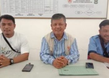 Ketua KONI Pematangsiantar, Jayadi Sagala (tengah) saat memberikan keterangan kepada wartawan.
