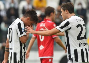 Paulo Dybala keluar lapangan lebih awal karena cedera sambil berurai air mata saat Juventus mengalahkan Sampdoria 3-2 pada giornata keenam Liga Italia. (Foto: REUTERS/Massimo Pinca)
